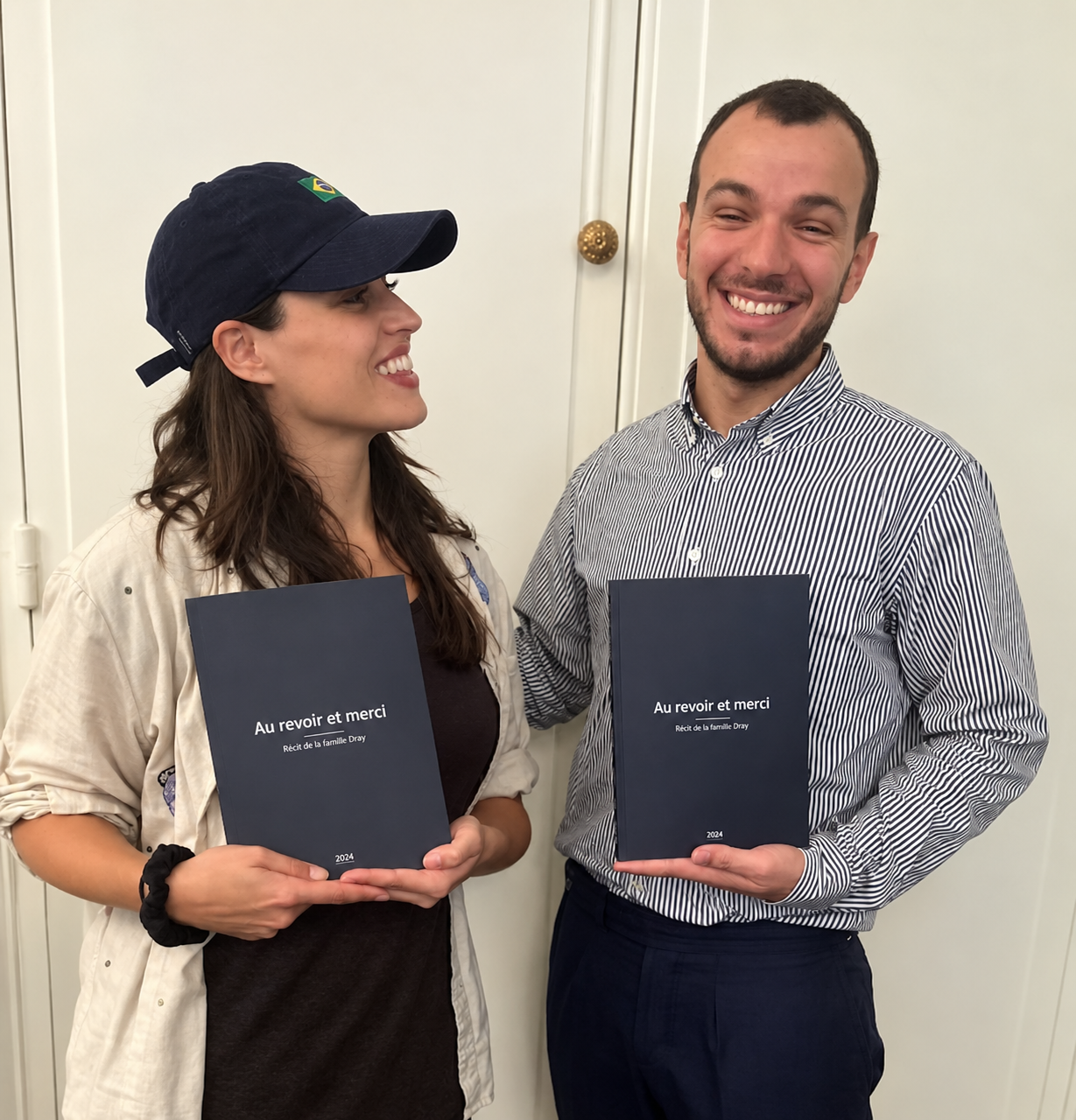 Camille avec un client et ses livres