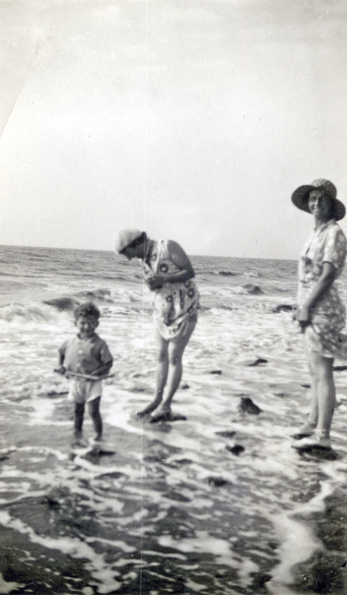 Photographie ancienne d'une famille à la plage