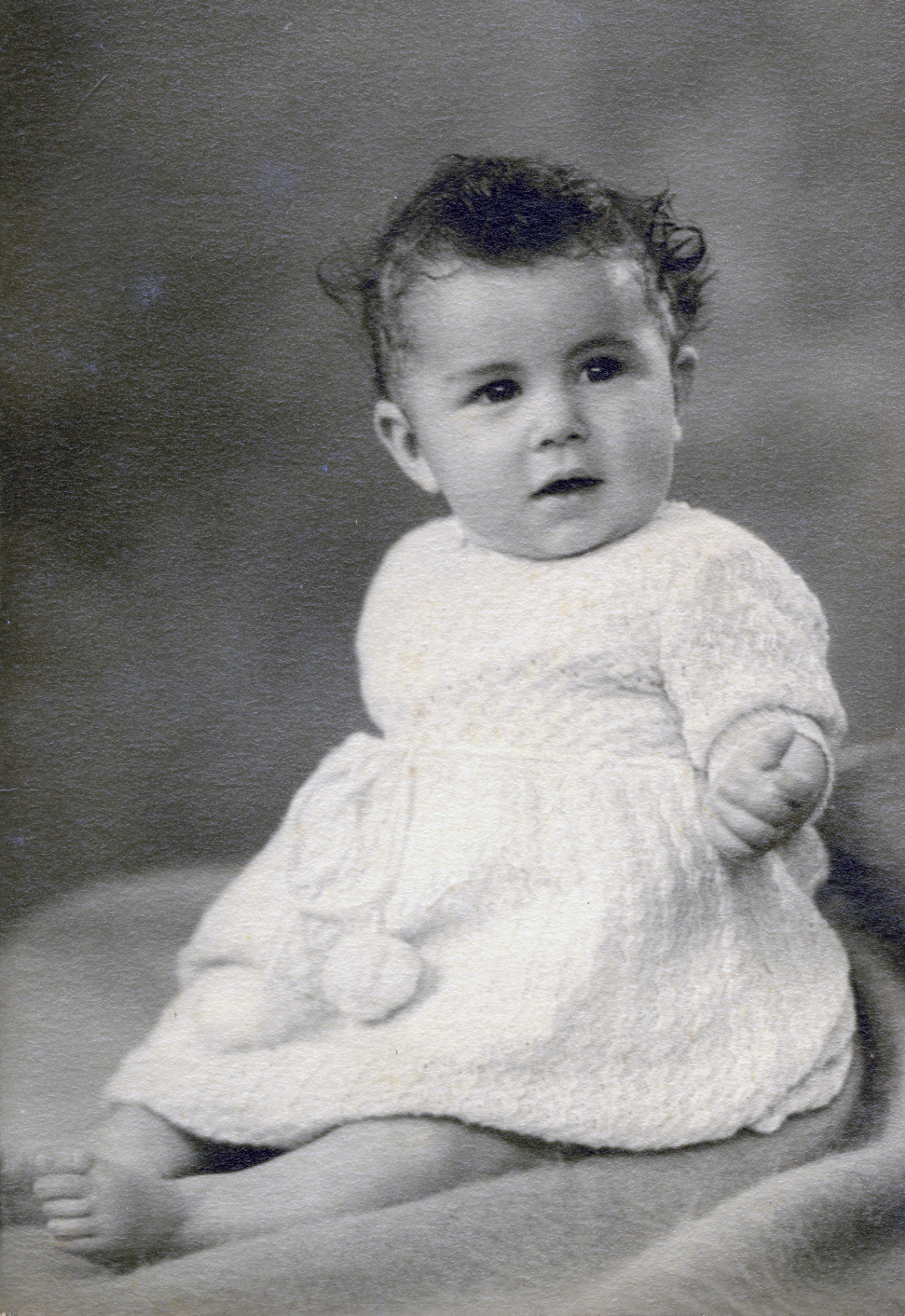 Main âgée tenant une photographie de famille